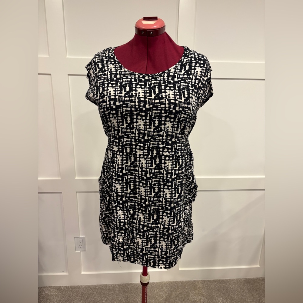 💕2 for $25💕 Ricki's Monochrome Abstract Tunic/Dress
